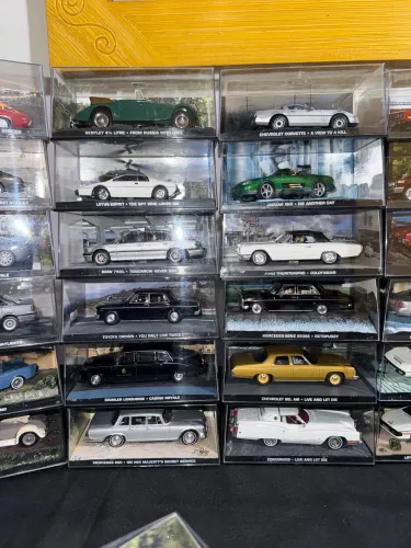 Miniaturas Coleção 007 escala 1/43 R$100,00 cada. 