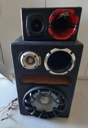 Caixa de som automotivo 