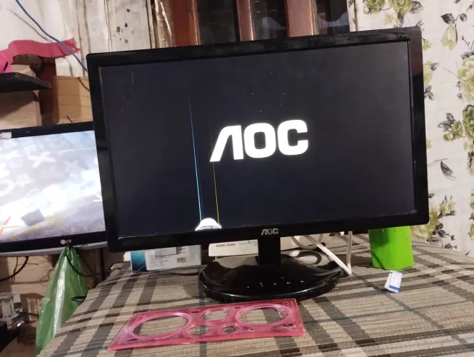 Monitor AOC pequeno risco mais funciona perfeitamente