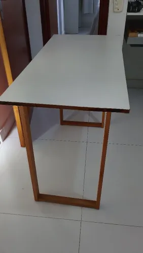 Mesa de estudos lisa branca