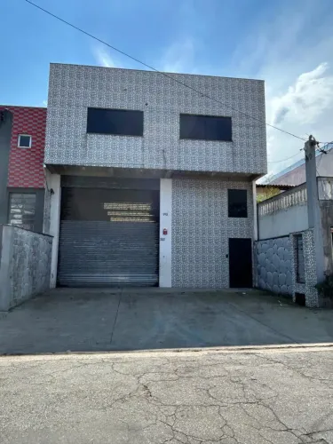 GALPÃO 550m² COM ESCRITÓRIO + MEZANINO | PÉ-DIREITO 7M | ACESSO PARA CAMINHÕES