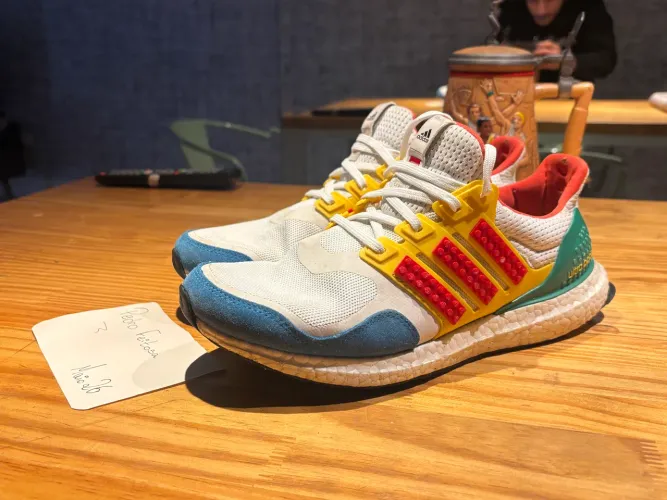 Tênis Adidas Ultraboost LEGO