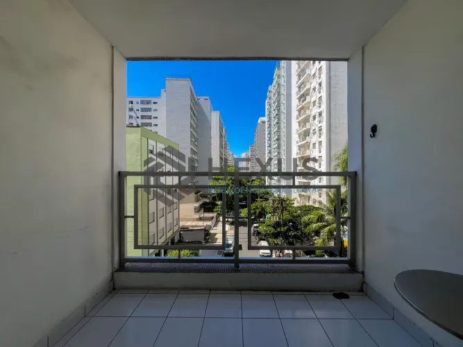 Apartamento com varanda a 1 quadra da Praia das Pitangueiras e lazer na Praia das Pitangue