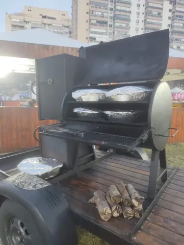 Pit smoker na carretinha ou churrasqueira de defumação