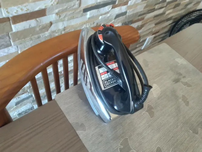 Ferro de Passar Roupa * (Black Decker) * Base de Alumínio * 127V 