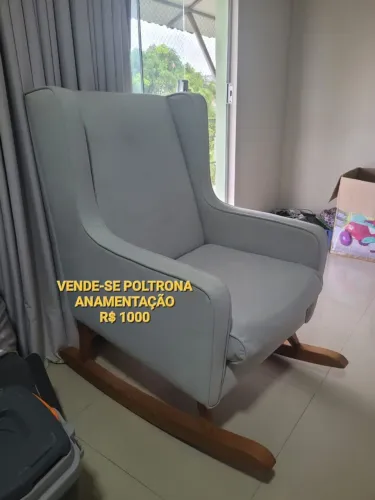 Poltrona amamentação com puff
