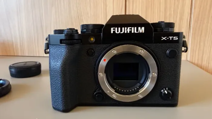 Câmera FUJIFILM X-T5 Mirrorless com lente XF 16-80mm f/4 R OIS WR