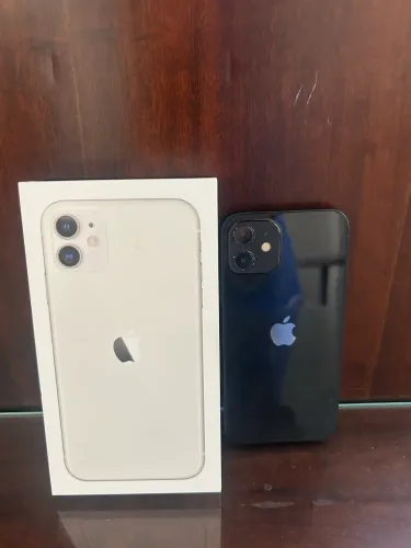 Vendo iPhone 12 64 gigas com 4 capinhas novas
