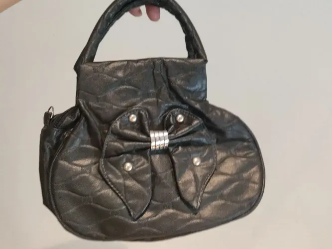 Bolsa de Mão Pequena Preta com Detalhe de Laço e Textura Wave