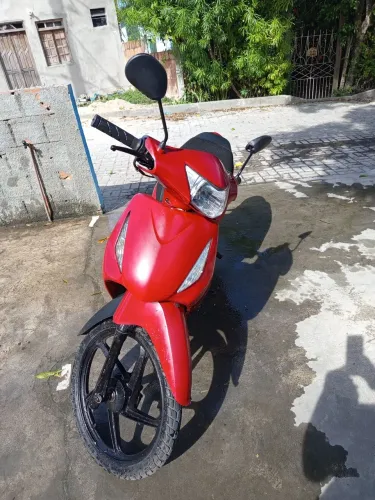 Moto Sundown Web, com roupa de biz