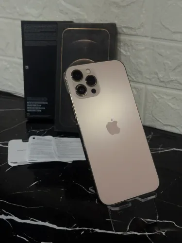 iPhone 12 Pro Max dourado