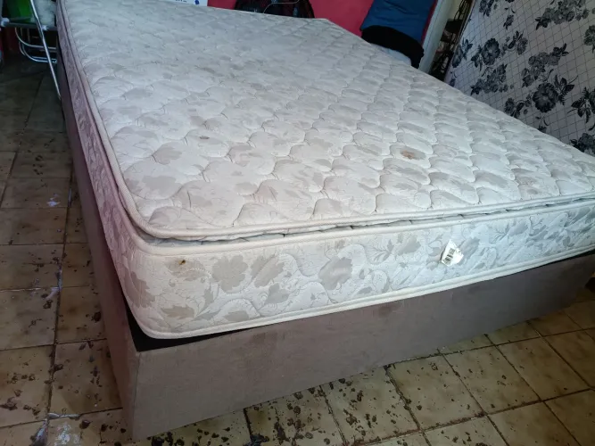 Conjunto de base+colchão de casal com molas ensacadas.Colchao já higienizado