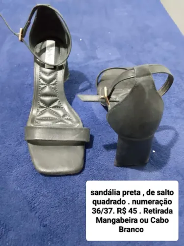 Sandália preta de salto quadrado