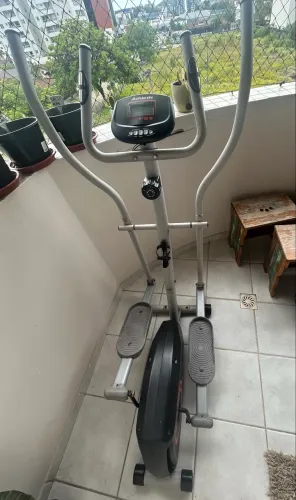 Elíptico aparelho de ginástica