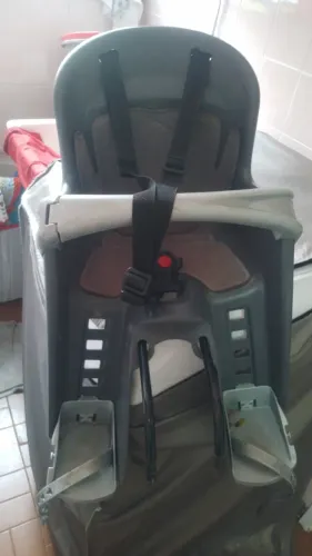 Cadeirinha de bicicleta.