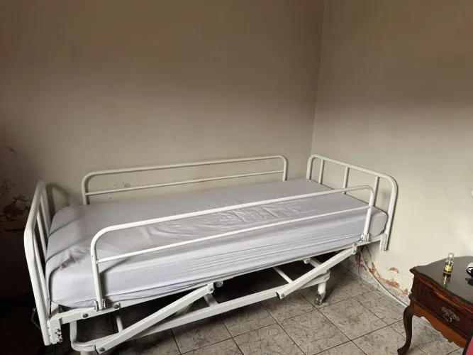 Cama Hospitalar Manual com Grades e Rodízios + Colchão