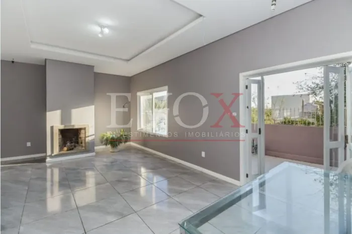 Casa à venda em Porto Alegre-RS, na Vila Assunção, com 3 quartos, 3 suítes, 2 salas, 5 ban