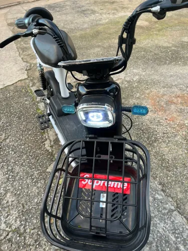 Scooter elétrica modelo Zyon no plástico