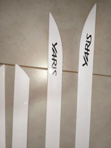 Frisos laterais para yaris branco perola