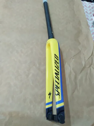 Garfo Specialized em Carbono FACT - Freio a Aro - 700c