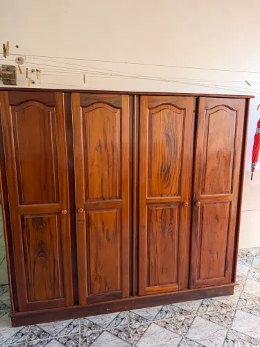 Guarda-roupa de madeira