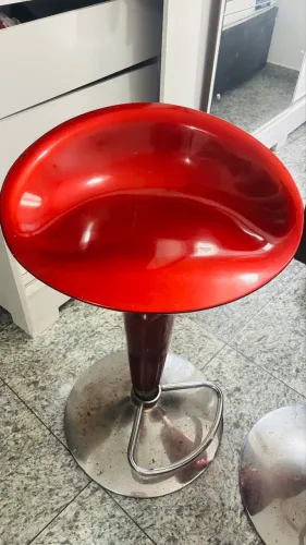 Doação de 2 banquetas vermelhas