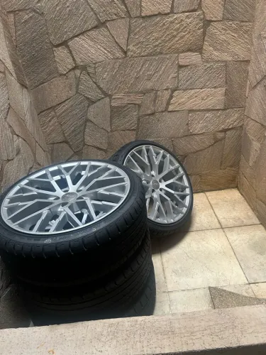Rodas aro 20 com pneus novos.