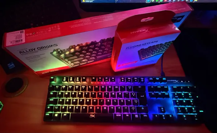 Teclado Gamer HyperX Alloy Origins RGB ABNT2 Switch Red + Conjunto de teclas HyperX puddin