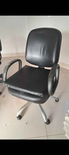 Cadeira de Escritório Giratória com Rodinhas e Apoio de Braço (Preta)
