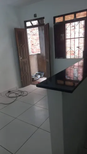 Kitnete, contem uma sala,  uma cozinha  amicana ,um banheiro grade , um  quarto grande 
