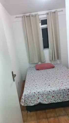 Alugo quarto para moça