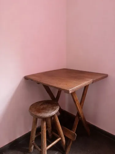Vendo mesa dobrável de madeira +banco