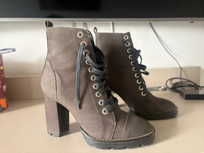 Bota couro camurça Carrano nova