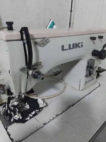 Maquina de costura reta industrial e uma overloque semi industrialno entrega no local