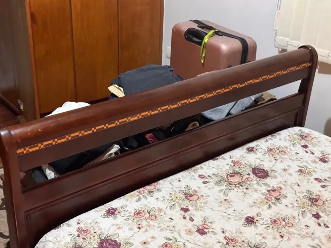 Cama de madeira maciça de MG