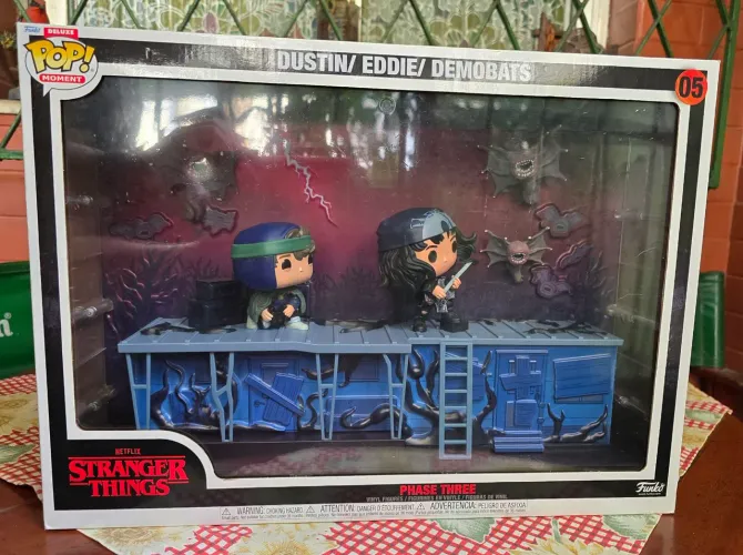 Funko Pop Moment Deluxe Strange Things Dustin Eddie