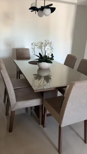 Mesa com tampo de vidro e 6 cadeiras assento confortável