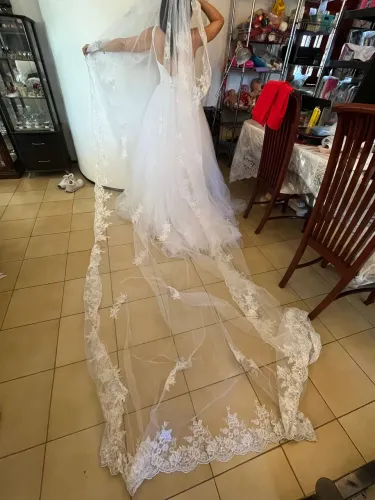 VESTIDO DE NOIVA COMPLETO - R$ 2.000,00 Vestido de Noiva Tamanho: 36/38