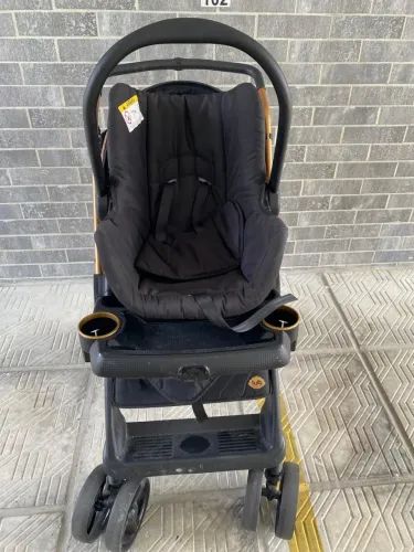 Carrinho de Bebê + Bebê conforto