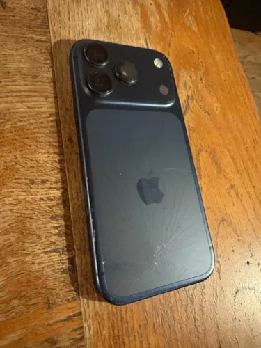 vende-se iPhone 17 com a traseira quebrada
