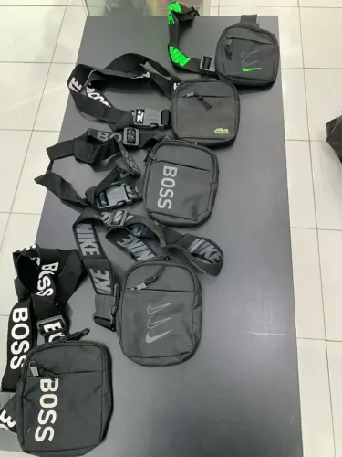 Minis Bags- Dois bolsos com zíper , alça grossa e regulável .