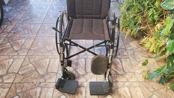Cadeira de rodas semi nova