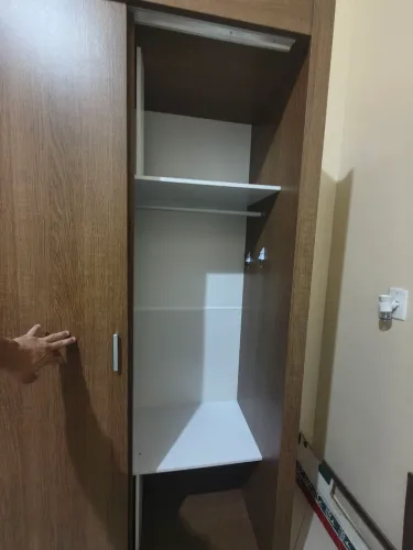 VENDE-SE GUARDA ROUPAS DE SOLTEIRO