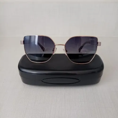 Óculos de Sol feminino: armação dourada e lentes escuras