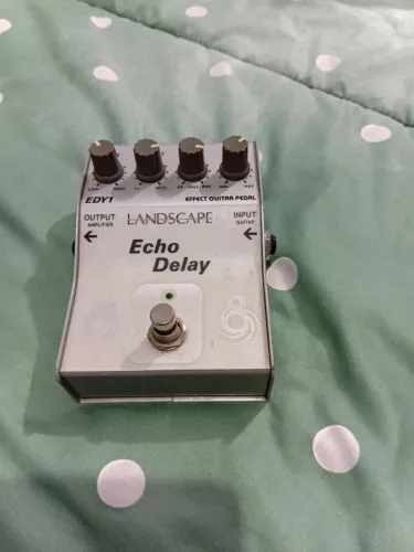 Pedal de efeito delay para guitarra