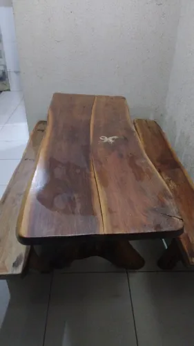 Mesa de madeira maciça com dois bancos