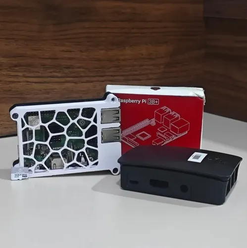 Raspberry Pi 3 model b+ - 2 cases - 16Gb - brinde