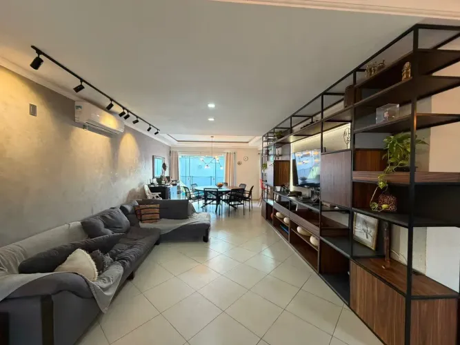 Linda casa de 2 piscos com piscina para locação anual em Balneário Camboriú