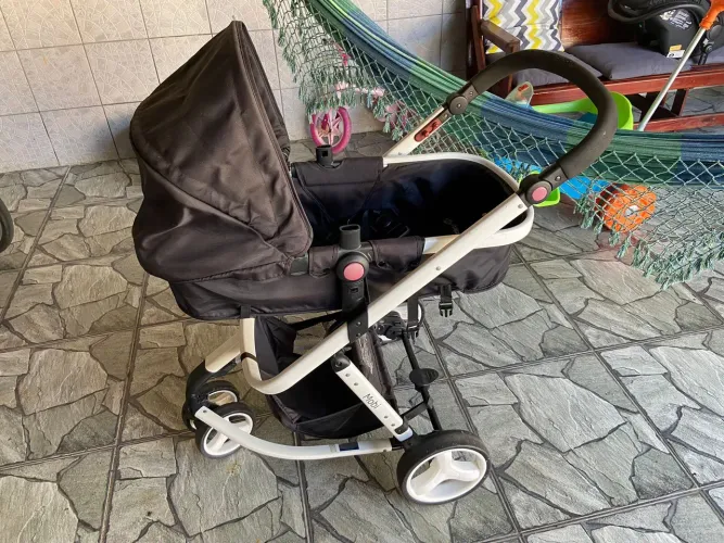 Carrinho Moisés e bebê conforto com base incluso 