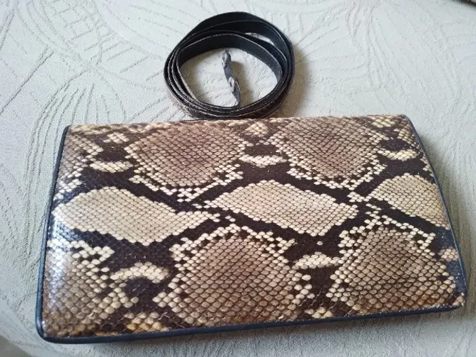 Bolsa confeccionada em couro de cobra 